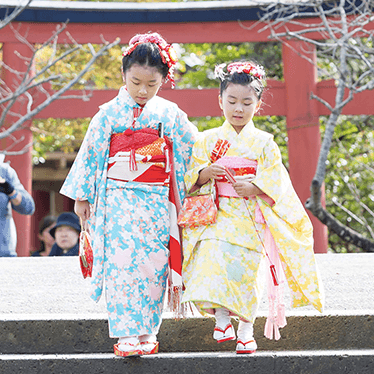着物を着た女の子２人が歩いている写真